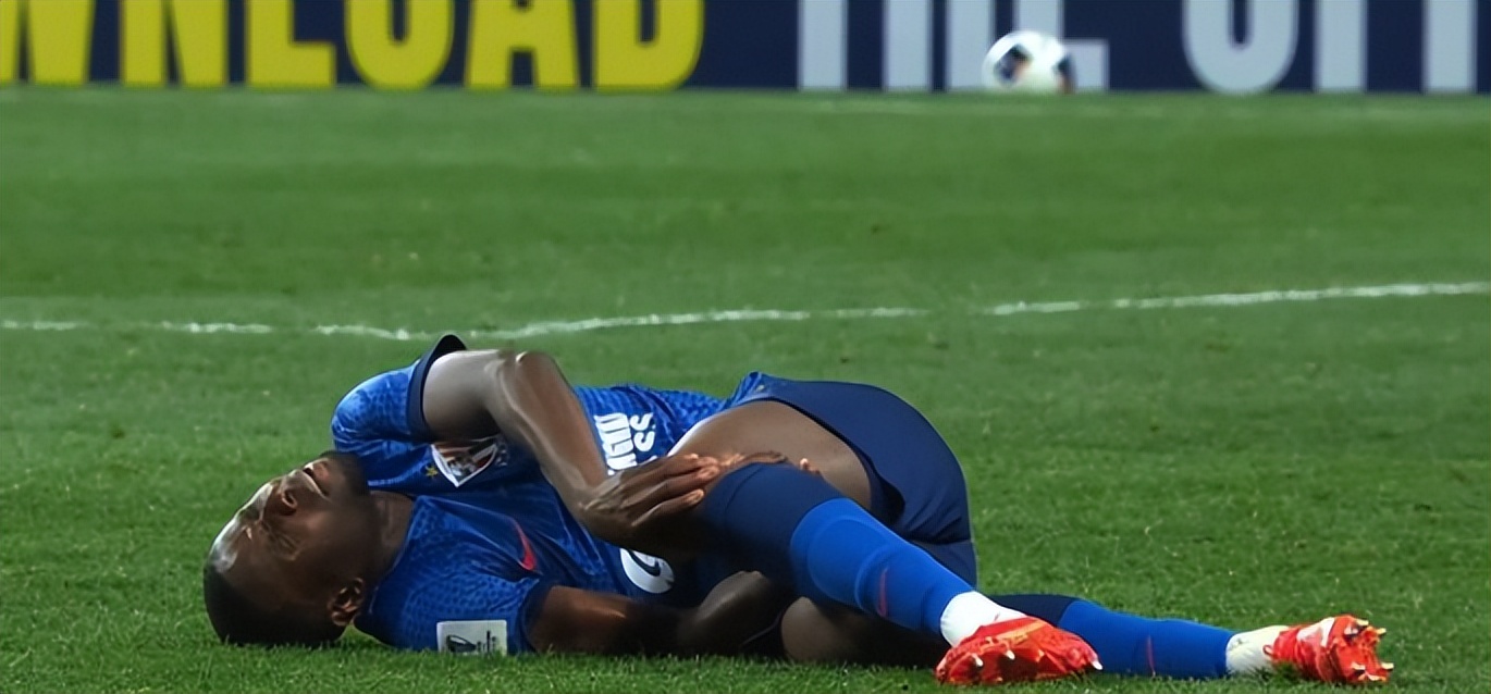 比赛中受伤的球员为队友加油 比赛中受伤的球员为队友加油