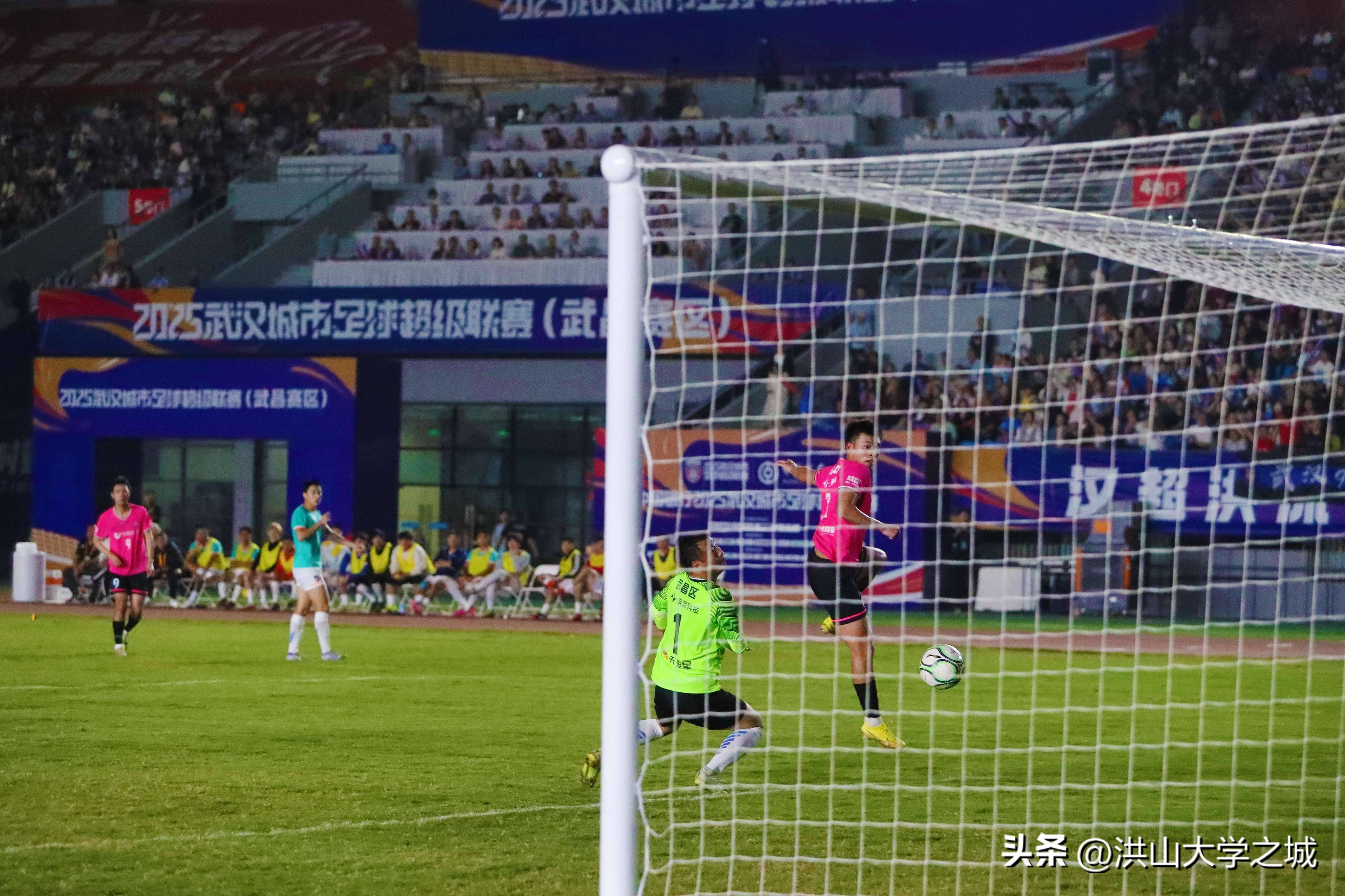 激动人心比赛,球队成功晋级足球赛冠军争夺 激动人心比赛,球队成功晋级足球赛冠军争夺