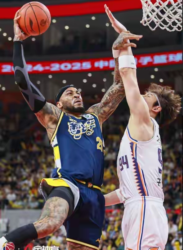 球队实力对决，赛场火爆气氛达顶峰的简单介绍