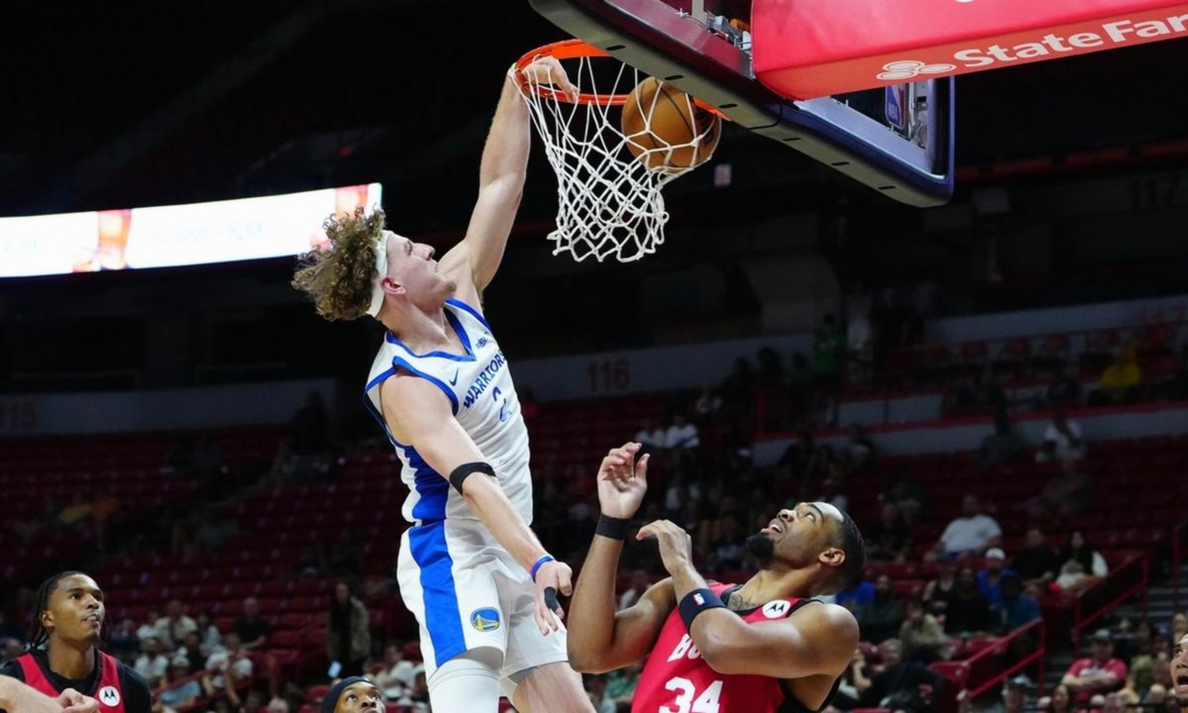 新疆队横扫76人,武切维奇统治全场 新疆队横扫76人,武切维奇统治全场